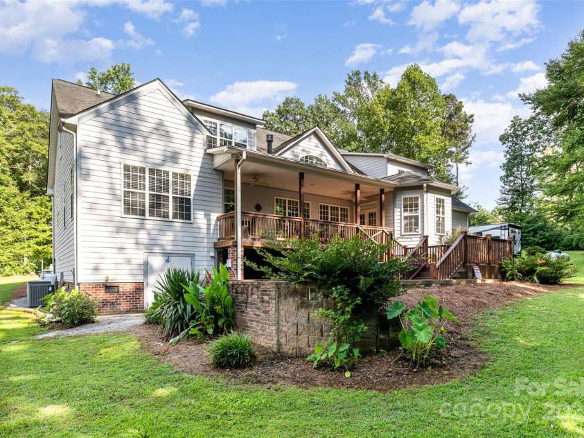 3850 Oakdale Road, Charlotte, NC 28216.  MLS# CAR4282888, YatesRealty ID 27864. 