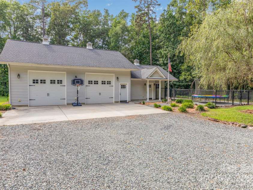 3850 Oakdale Road, Charlotte, NC 28216.  MLS# CAR4282888, YatesRealty ID 27864. 