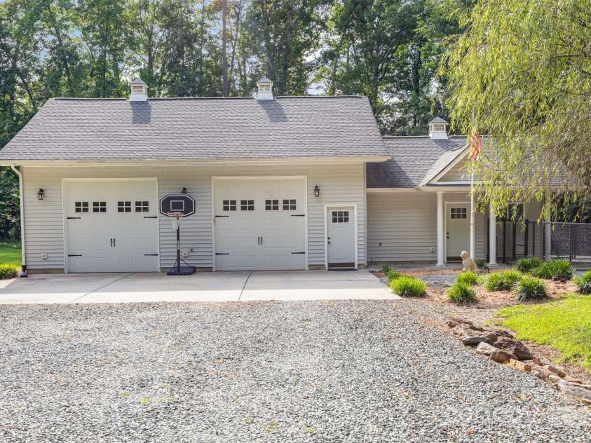 3850 Oakdale Road, Charlotte, NC 28216.  MLS# CAR4282888, YatesRealty ID 27864. 