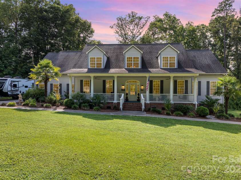 3850 Oakdale Road, Charlotte, NC 28216.  MLS# CAR4282888, YatesRealty ID 27864. 