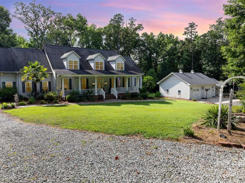 3850 Oakdale Road, Charlotte, NC 28216.  MLS# CAR4282888, YatesRealty ID 27864. 