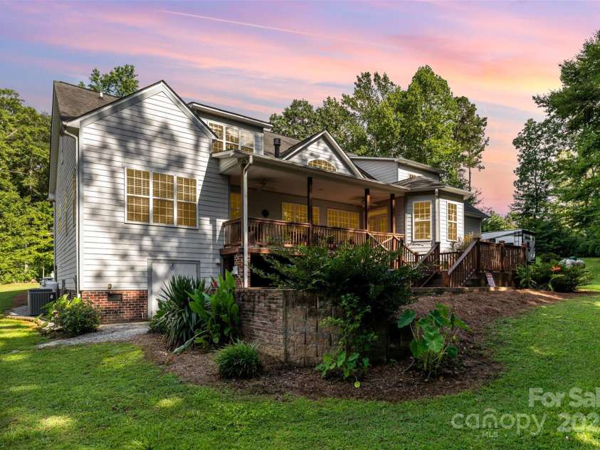 3850 Oakdale Road, Charlotte, NC 28216.  MLS# CAR4282888, YatesRealty ID 27864. 