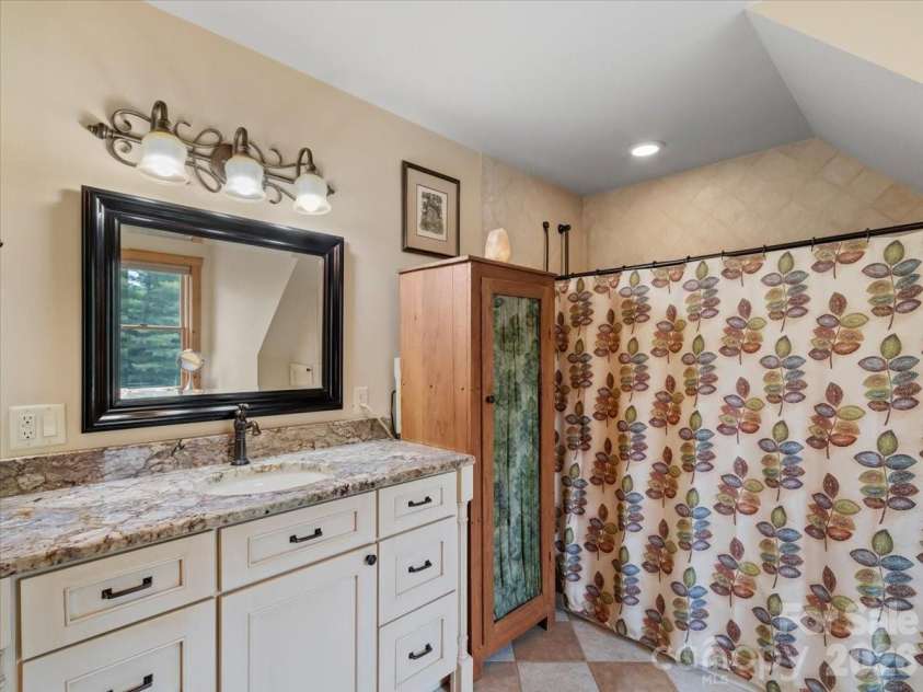 750 Barebridge Drive, Burnsville, NC 28714.  MLS# CAR4385574, YatesRealty ID 27865. 2nd primary bathroom on upper level