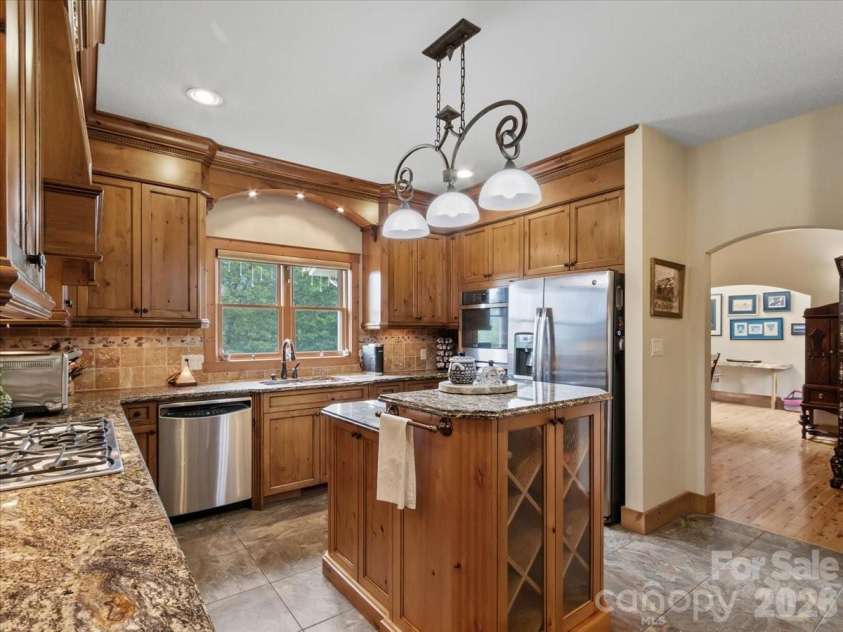 750 Barebridge Drive, Burnsville, NC 28714.  MLS# CAR4385574, YatesRealty ID 27865. 