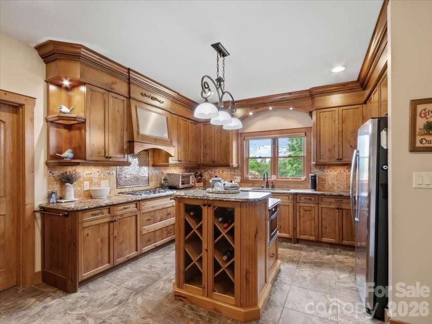 750 Barebridge Drive, Burnsville, NC 28714.  MLS# CAR4385574, YatesRealty ID 27865. 