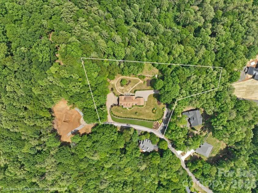 750 Barebridge Drive, Burnsville, NC 28714.  MLS# CAR4385574, YatesRealty ID 27865. 