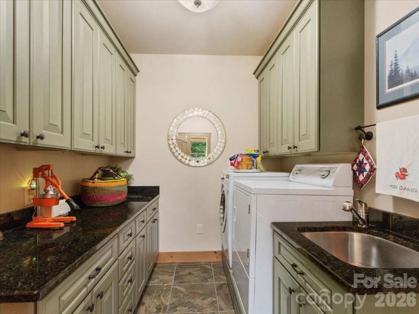 750 Barebridge Drive, Burnsville, NC 28714.  MLS# CAR4385574, YatesRealty ID 27865. Laundry on main level