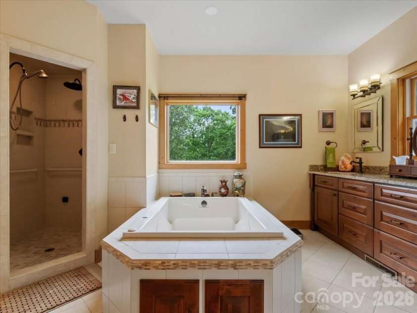 750 Barebridge Drive, Burnsville, NC 28714.  MLS# CAR4385574, YatesRealty ID 27865. Primary bathroom on main level