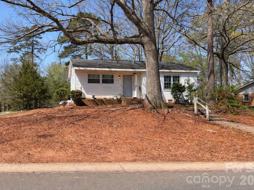 6836 Deanwood Place, Charlotte, NC 28217.  MLS# CAR4364145, YatesRealty ID 27866. 