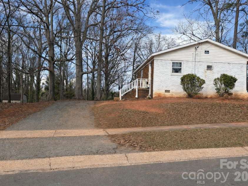 6836 Deanwood Place, Charlotte, NC 28217.  MLS# CAR4364145, YatesRealty ID 27866. 