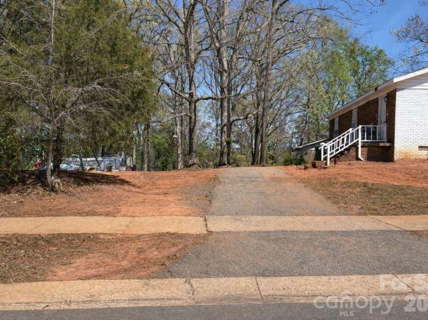 6836 Deanwood Place, Charlotte, NC 28217.  MLS# CAR4364145, YatesRealty ID 27866. 