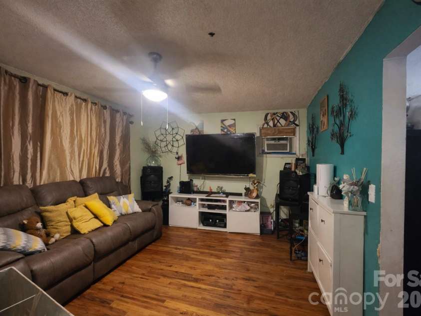 6836 Deanwood Place, Charlotte, NC 28217.  MLS# CAR4364145, YatesRealty ID 27866. 
