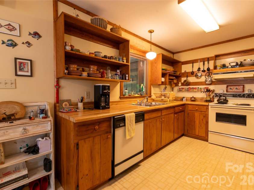 60 Virgels Mountain Road, Burnsville, NC 28714.  MLS# CAR4388145, YatesRealty ID 27867. 