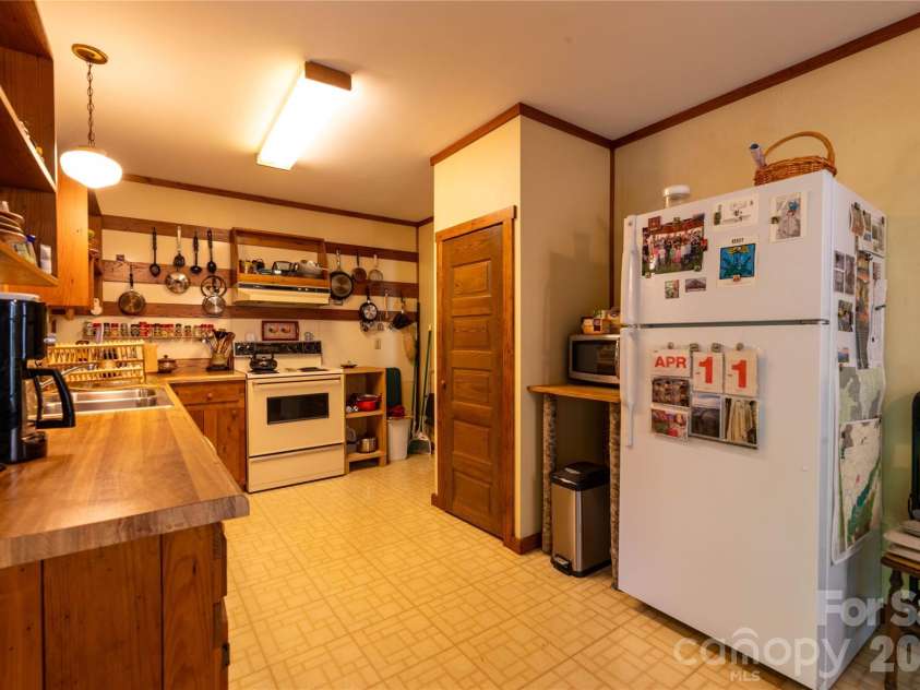 60 Virgels Mountain Road, Burnsville, NC 28714.  MLS# CAR4388145, YatesRealty ID 27867. 