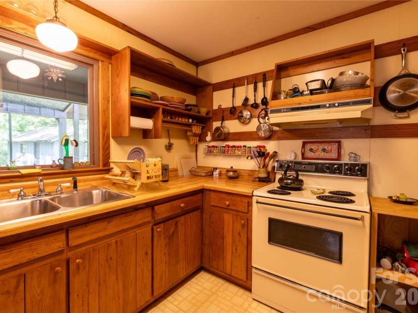 60 Virgels Mountain Road, Burnsville, NC 28714.  MLS# CAR4388145, YatesRealty ID 27867. 