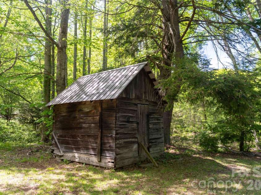 60 Virgels Mountain Road, Burnsville, NC 28714.  MLS# CAR4388145, YatesRealty ID 27867. 