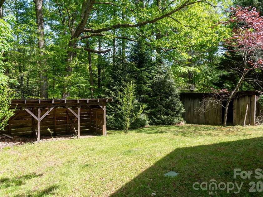 60 Virgels Mountain Road, Burnsville, NC 28714.  MLS# CAR4388145, YatesRealty ID 27867. 