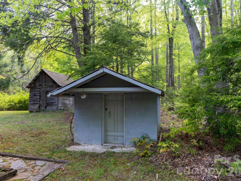 60 Virgels Mountain Road, Burnsville, NC 28714.  MLS# CAR4388145, YatesRealty ID 27867. 