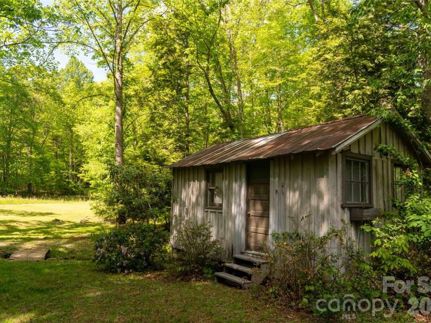 60 Virgels Mountain Road, Burnsville, NC 28714.  MLS# CAR4388145, YatesRealty ID 27867. 