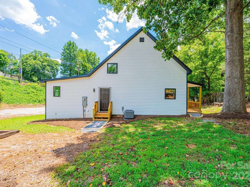 204 Hickory Street, Granite Falls, NC 28630.  MLS# CAR4283921, YatesRealty ID 27870. 