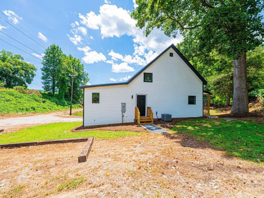 204 Hickory Street, Granite Falls, NC 28630.  MLS# CAR4283921, YatesRealty ID 27870. 