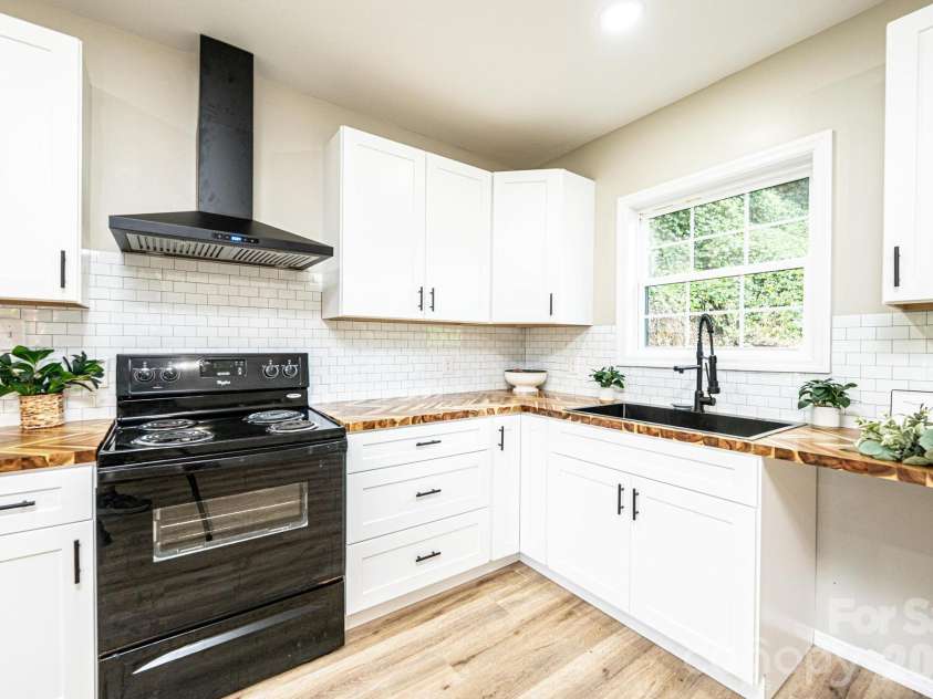 204 Hickory Street, Granite Falls, NC 28630.  MLS# CAR4283921, YatesRealty ID 27870. 