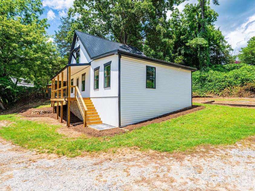 204 Hickory Street, Granite Falls, NC 28630.  MLS# CAR4283921, YatesRealty ID 27870. 
