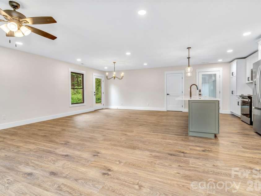 4 Barnes Road, Asheville, NC 28803.  MLS# CAR4379264, YatesRealty ID 27870. 