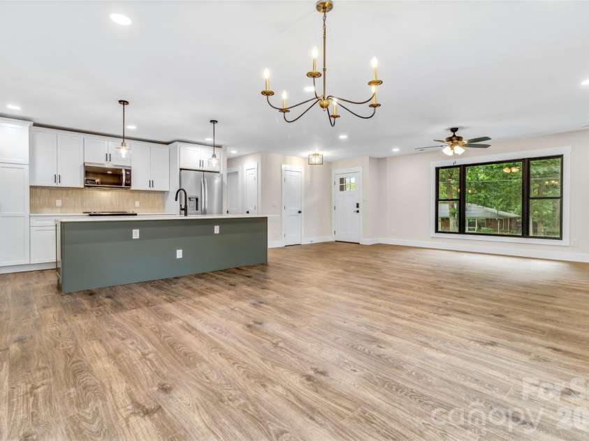4 Barnes Road, Asheville, NC 28803.  MLS# CAR4379264, YatesRealty ID 27870. 