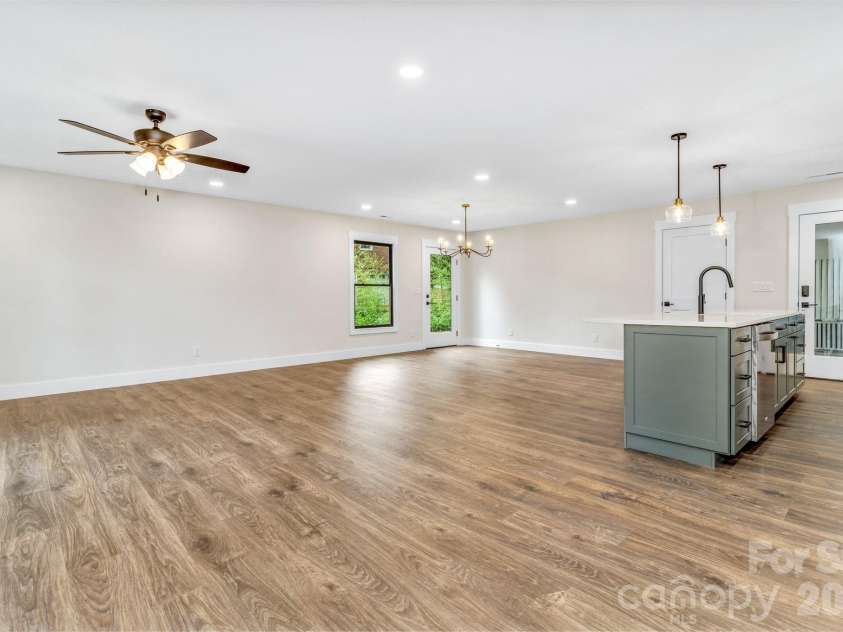 4 Barnes Road, Asheville, NC 28803.  MLS# CAR4379264, YatesRealty ID 27870. 