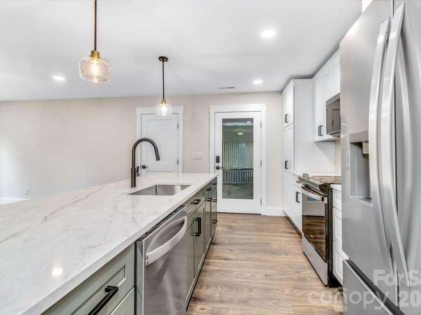 4 Barnes Road, Asheville, NC 28803.  MLS# CAR4379264, YatesRealty ID 27870. 