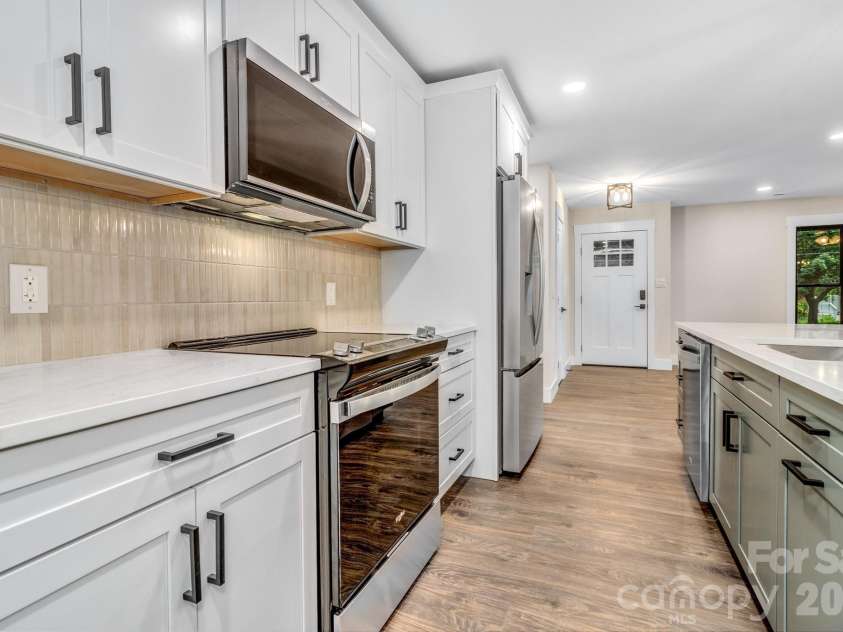 4 Barnes Road, Asheville, NC 28803.  MLS# CAR4379264, YatesRealty ID 27870. 