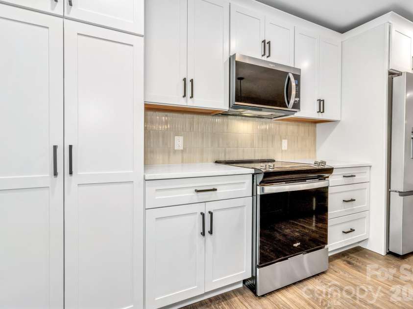 4 Barnes Road, Asheville, NC 28803.  MLS# CAR4379264, YatesRealty ID 27870. 