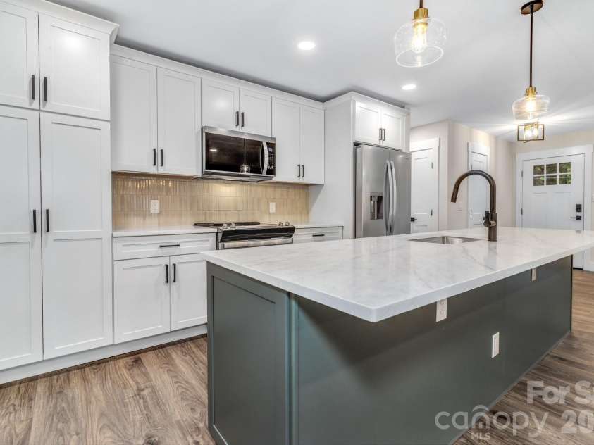 4 Barnes Road, Asheville, NC 28803.  MLS# CAR4379264, YatesRealty ID 27870. 