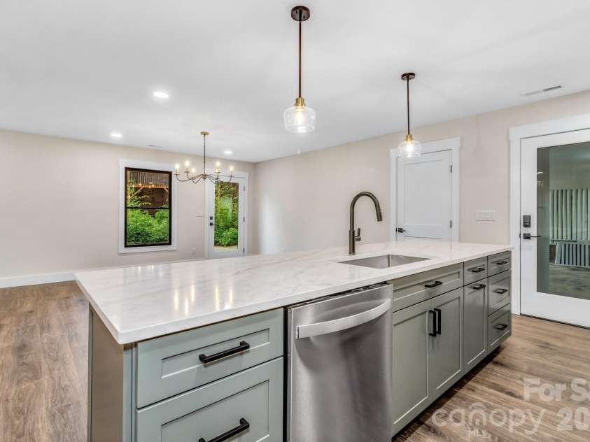 4 Barnes Road, Asheville, NC 28803.  MLS# CAR4379264, YatesRealty ID 27870. 