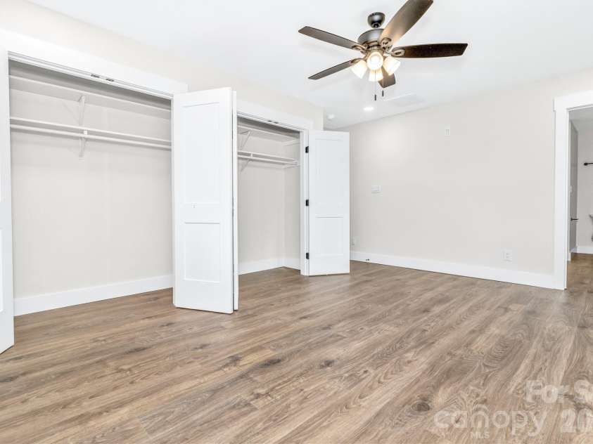 4 Barnes Road, Asheville, NC 28803.  MLS# CAR4379264, YatesRealty ID 27870. 
