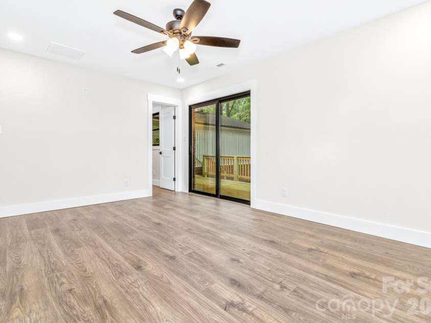 4 Barnes Road, Asheville, NC 28803.  MLS# CAR4379264, YatesRealty ID 27870. 