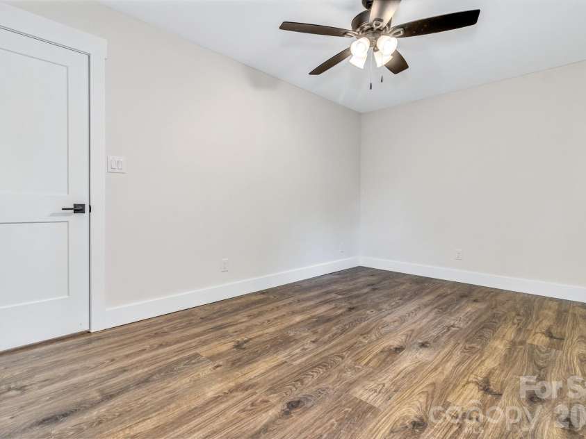 4 Barnes Road, Asheville, NC 28803.  MLS# CAR4379264, YatesRealty ID 27870. 