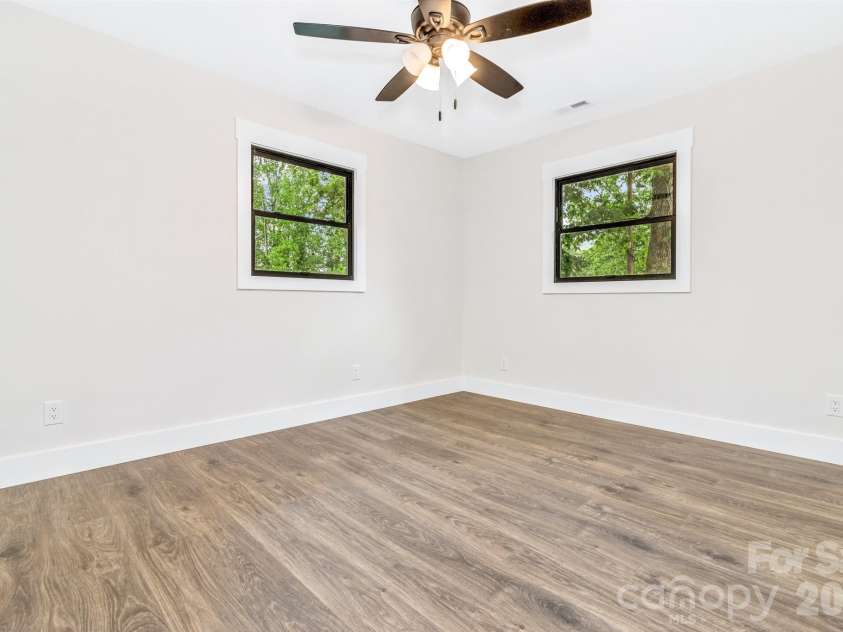 4 Barnes Road, Asheville, NC 28803.  MLS# CAR4379264, YatesRealty ID 27870. 