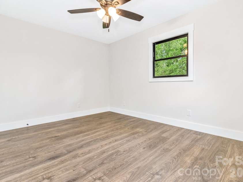4 Barnes Road, Asheville, NC 28803.  MLS# CAR4379264, YatesRealty ID 27870. 