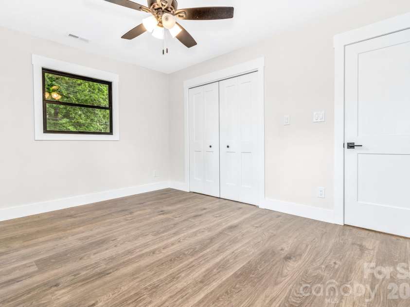 4 Barnes Road, Asheville, NC 28803.  MLS# CAR4379264, YatesRealty ID 27870. 