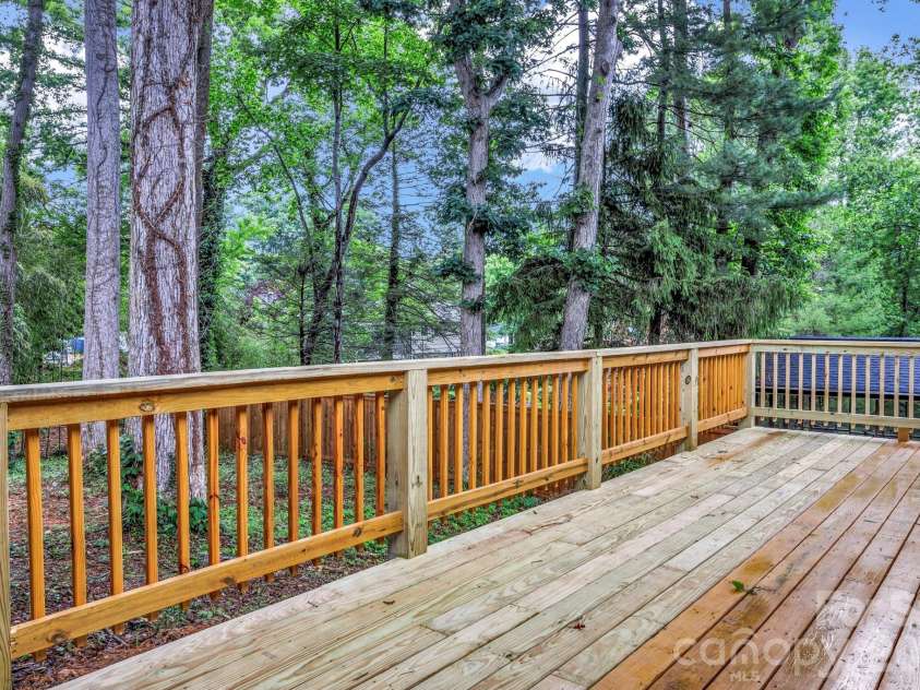 4 Barnes Road, Asheville, NC 28803.  MLS# CAR4379264, YatesRealty ID 27870. 