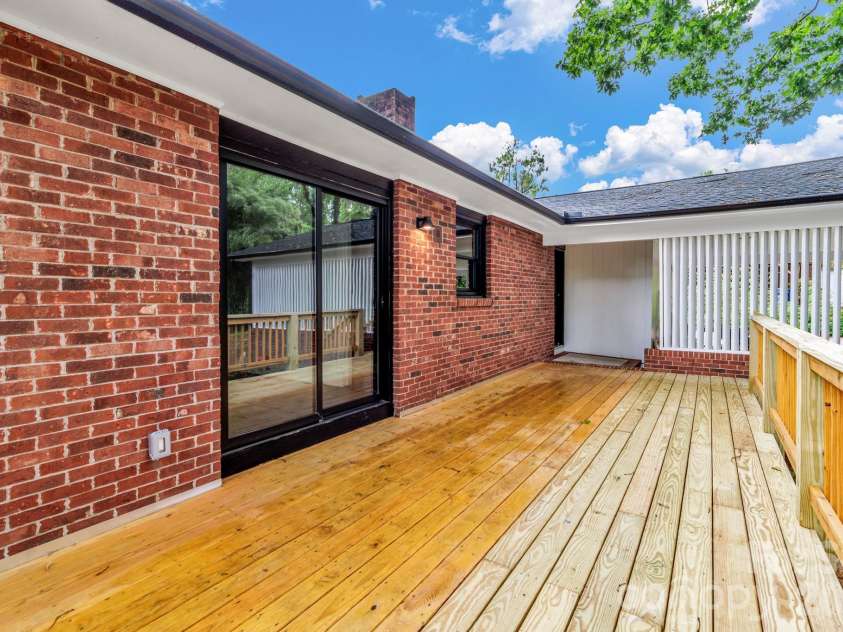 4 Barnes Road, Asheville, NC 28803.  MLS# CAR4379264, YatesRealty ID 27870. 