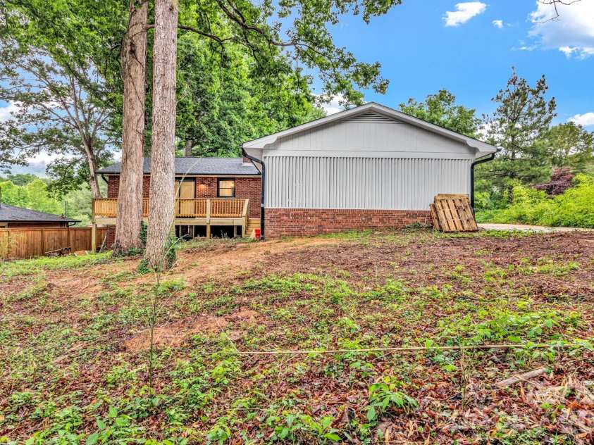 4 Barnes Road, Asheville, NC 28803.  MLS# CAR4379264, YatesRealty ID 27870. 