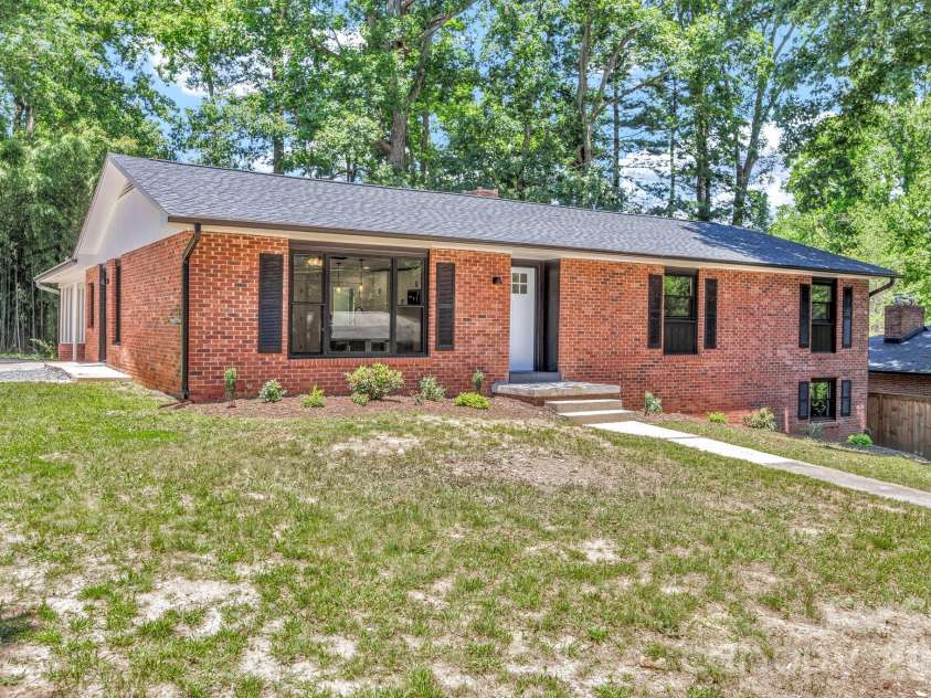 4 Barnes Road, Asheville, NC 28803.  MLS# CAR4379264, YatesRealty ID 27870. 