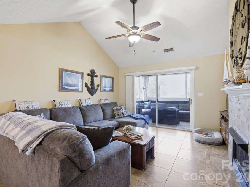 17515 Tuscany Lane, Cornelius, NC 28031.  MLS# CAR4379416, YatesRealty ID 27871. 