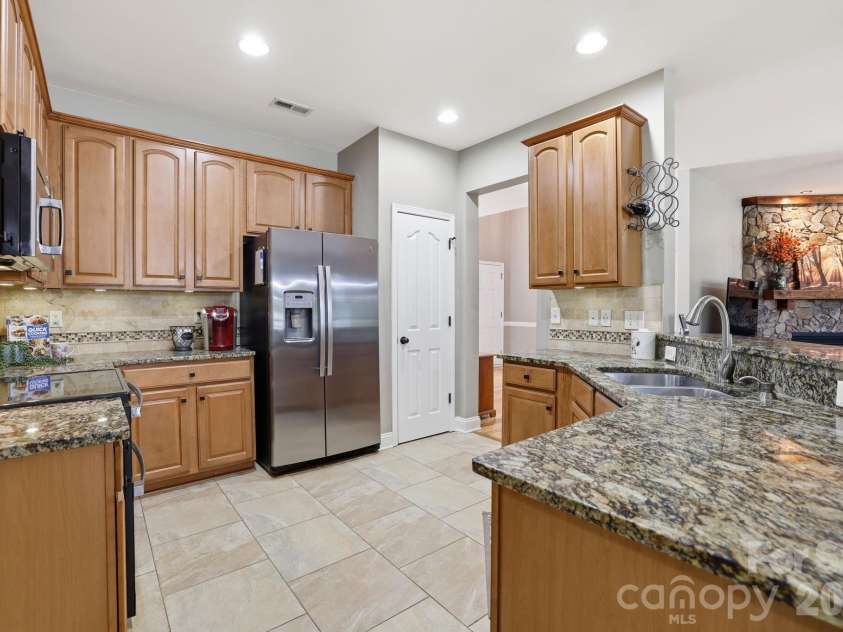 9118 Spratt Lane, Waxhaw, NC 28173.  MLS# CAR4382798, YatesRealty ID 27872. 