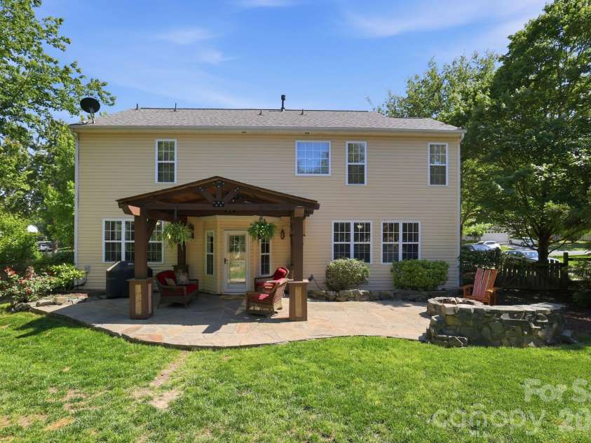 9118 Spratt Lane, Waxhaw, NC 28173.  MLS# CAR4382798, YatesRealty ID 27872. 