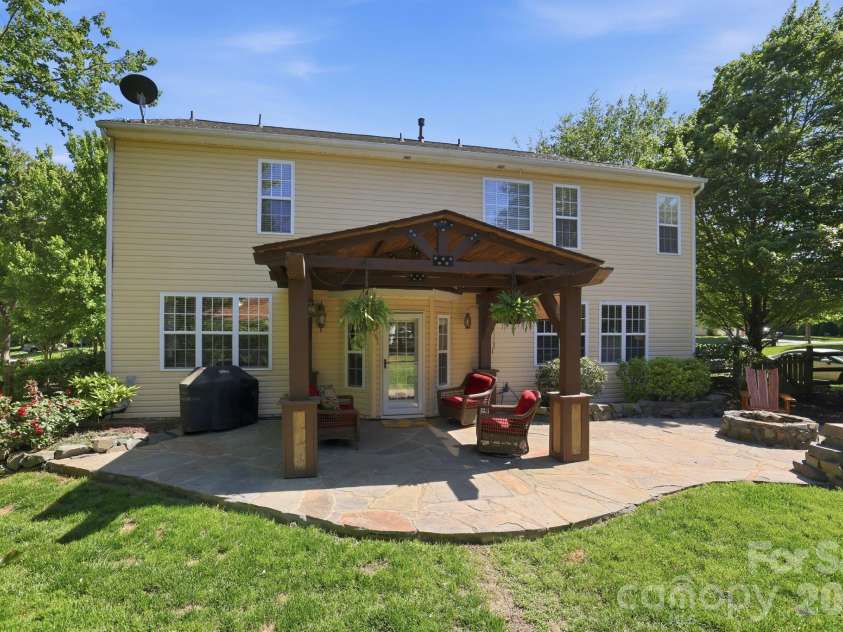 9118 Spratt Lane, Waxhaw, NC 28173.  MLS# CAR4382798, YatesRealty ID 27872. 