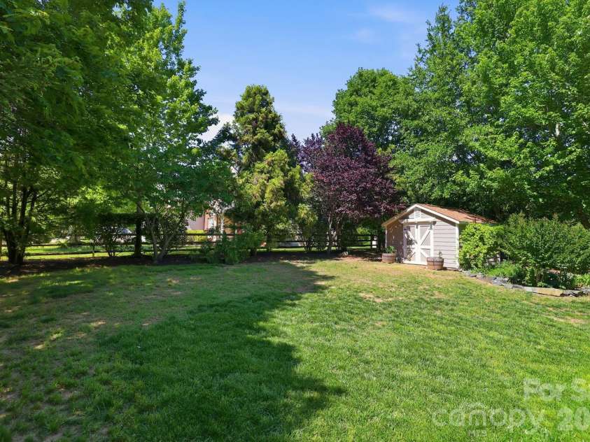 9118 Spratt Lane, Waxhaw, NC 28173.  MLS# CAR4382798, YatesRealty ID 27872. 